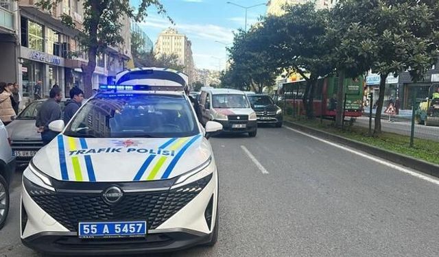 Samsun'da motosiklet hafif ticari araca çarptı, 2 kişi yaralandı