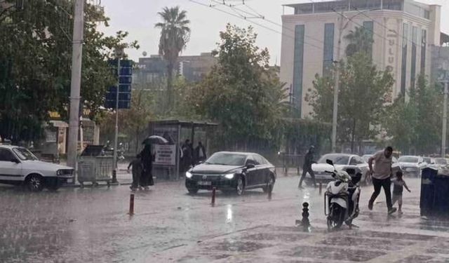 Şanlıurfa'da etkili olan yağmur yaşamı olumsuz etkiledi
