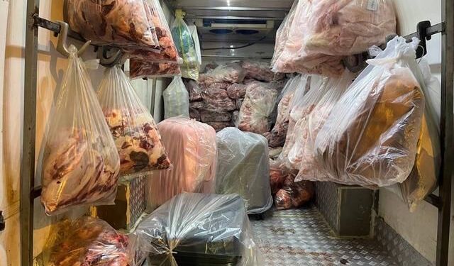 Sapanca'da durdurulan kamyonette 2 ton 809 kilogram menşei bilinmeyen et ele geçirildi