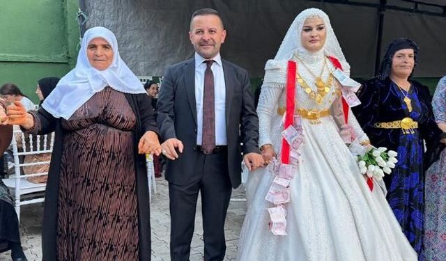 Şemdinli'de Düğünde En Fazla 11 Cumhuriyet Altını Takılması Çağrısı