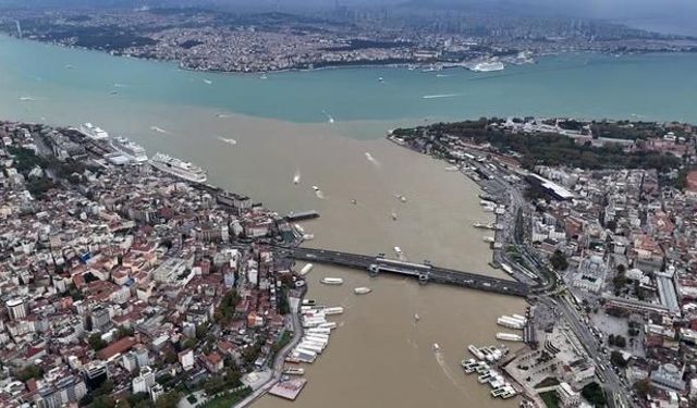 Şiddetli Yağış Sonrası Haliç'in Rengi Değişti ve Boğaz'a Aktı
