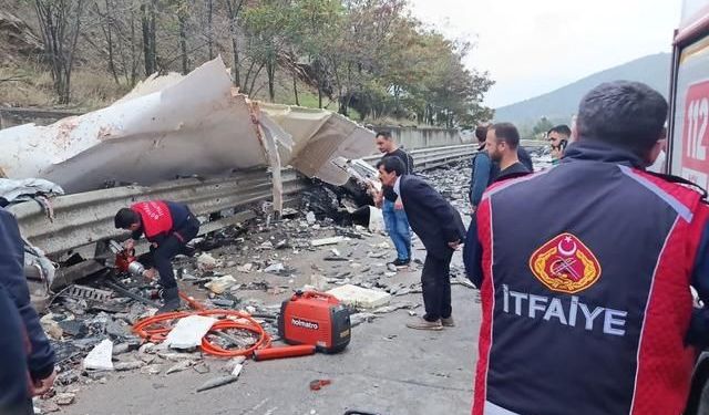 Sinop Boyabat'ta balık yüklü kamyon devrildi: 1 kişi hayatını kaybetti
