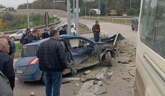 Sinop Boyabat'ta minibüs ve iki otomobilin karıştığı kazada 1 kişi yaralandı