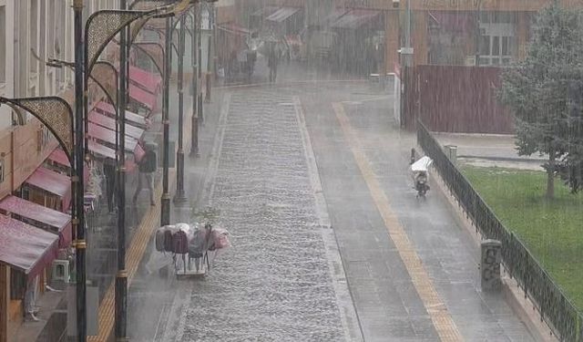 Sivas'ta kuvvetli sağanak sonrası köylerde hasar ve tarım arazileri su altında kaldı