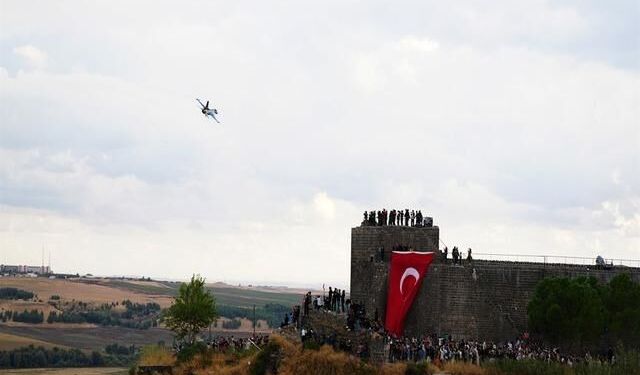SOLOTÜRK, Diyarbakır semalarında gösteri uçuşu gerçekleştirdi