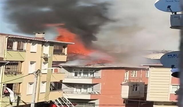 Sultanbeyli'de üç katlı binanın çatısında çıkan yangın söndürüldü