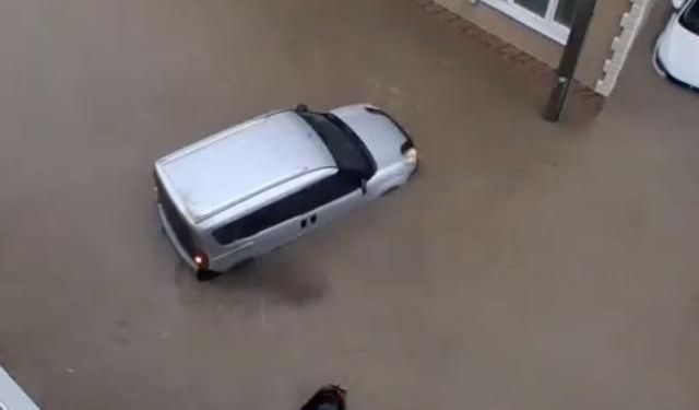 Susurluk'ta Aniden Başlayan Sağanak Yağış Hayatı Olumsuz Etkiledi