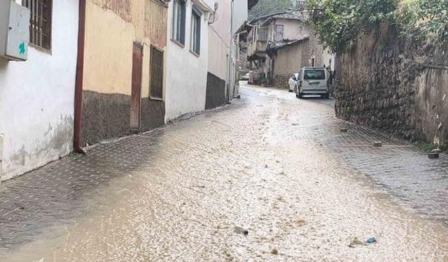 Tokat'ta Aniden Bastıran Kuvvetli Sağanak Yağış Hayatı Etkiledi