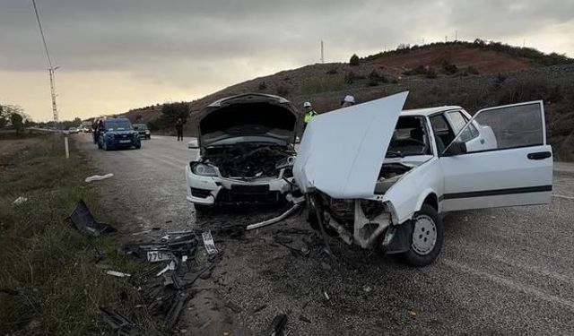Tokat'ta iki aracın çarpışması sonucu 5 kişi yaralandı