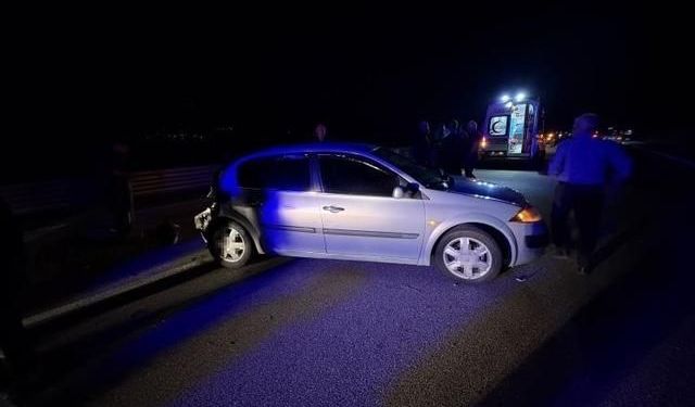 Tosya'da kontrolden çıkan otomobil yolcu otobüsüne çarptı, 2 kişi yaralandı