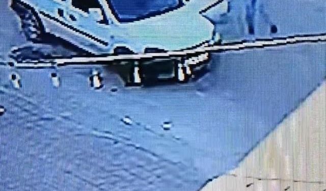 Trafikte önünü kesip aracını çaldı, o anlar kameraya yansıdı