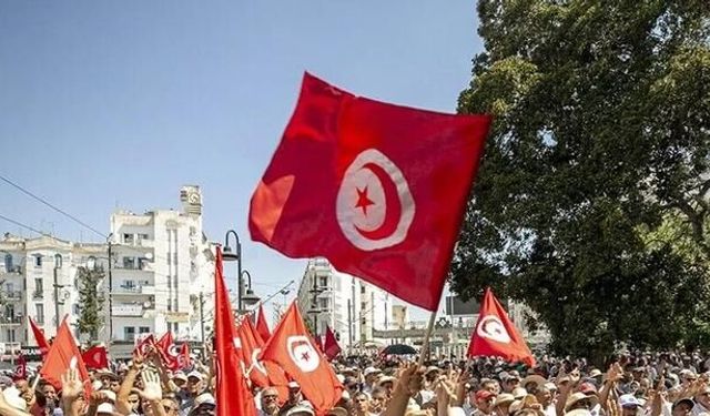 Tunus'ta sendikalar ekonomik kriz ve siyasi gerilime karşı toplumsal harekete hazırlanıyor