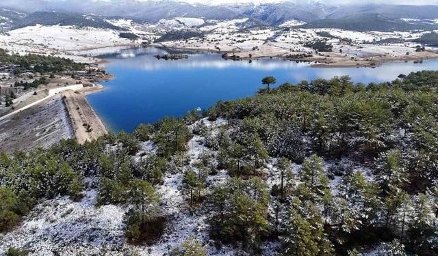 Uşak'ın Yüksek Kesimlerinde Gece Boyunca Kar Yağışı Etkili Oldu