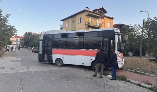 Uşak'ta midibüs ile otomobil çarpıştı, 4'ü çocuk 7 kişi yaralandı