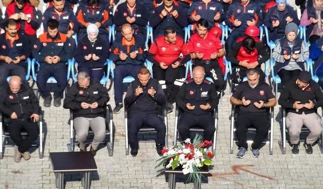 Van'da 23 Ekim Depremi'nin 15. yılında hayatını kaybedenler anıldı