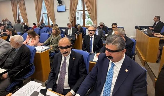Yeni Partili vekillerin siyah bantlı protestosu tartışma yarattı