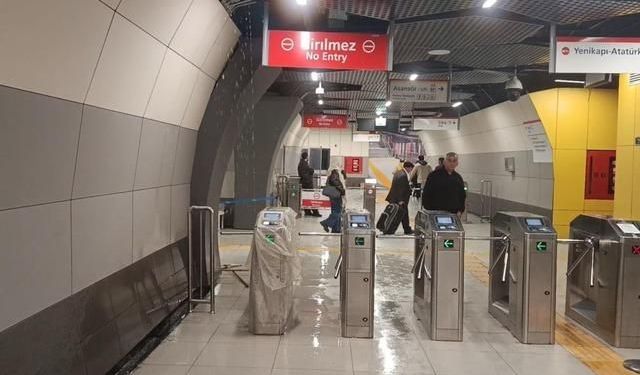 Yenibosna Metro İstasyonu Tavanından Su Sızıntısı Başladı