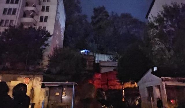 Zonguldak Çatalağzı'nda Heyelan İstinat Duvarını Yıktı, İki Araç Toprak Altında Kaldı
