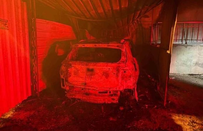 Antalya'da garaj yangını otomobili ve binayı zarar verdi