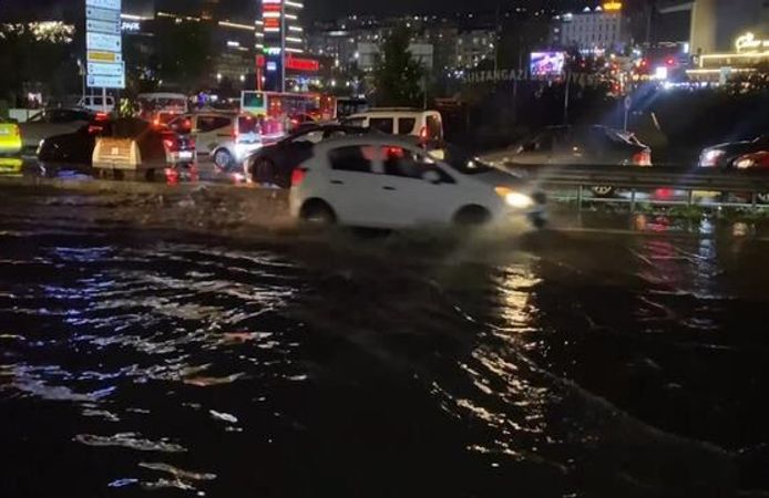 İstanbul'da akşam saatlerinde etkili sağanak nedeniyle yollar su altında kaldı