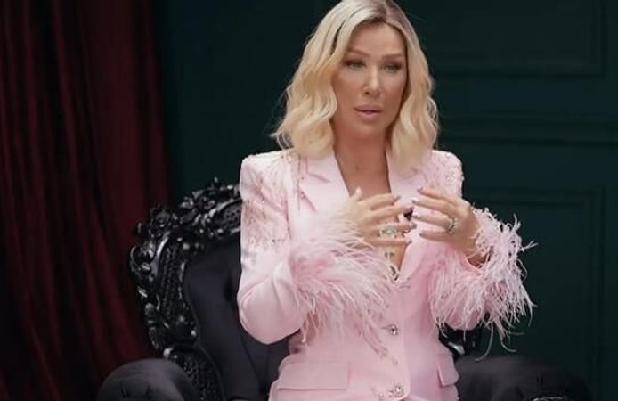Seda Sayan, annesi ve ablasıyla paylaştığı fotoğrafla dikkat çekti