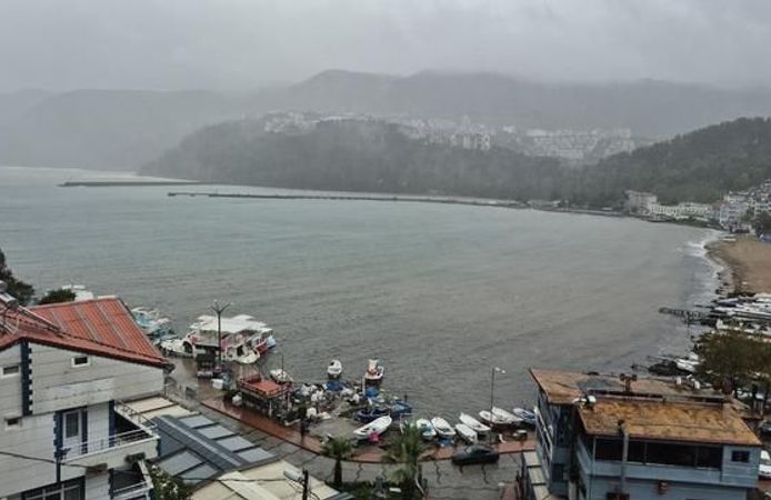 Bartın'da sağanak sonrası deniz suyunun rengi değişti