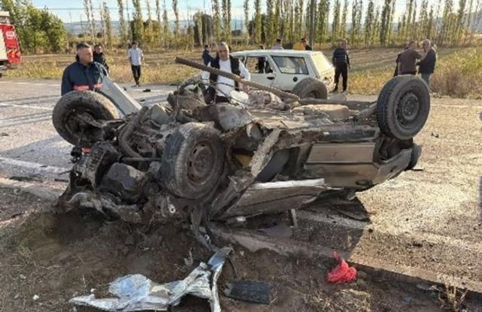 Çorum İskilip'te İki Otomobil Çarpıştı: 5'i Aynı Aileden 7 Kişi Yaralandı