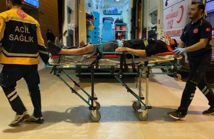 İnegöl'de motosikletle otomobil çarpıştı, 2 genç yaralandı