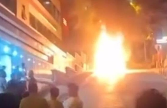 İstanbul Eyüpsultan'da Seyir Halindeki Hafif Ticari Araç Yangınla Küle Döndü