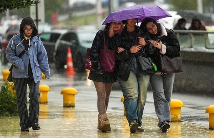 İstanbul'da Gök Gürültülü Sağanak Yağış Bekleniyor