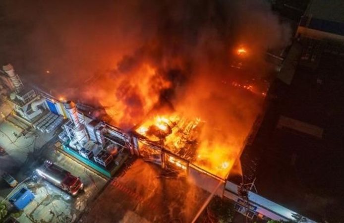 Manisa Organize Sanayi Bölgesinde Akü Fabrikasında Yangın Çıktı