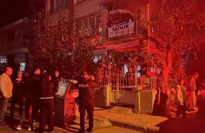 Mersin'de 3 Katlı Binanın Zemini Çöktü, 40 Kişi Tahliye Edildi