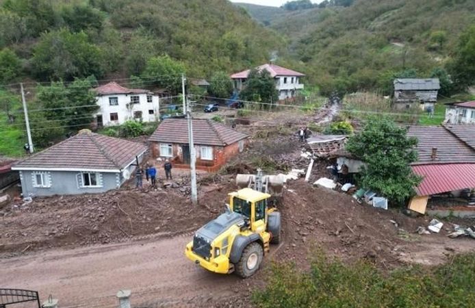 Sakarya Karasu'da sel ve heyelan nedeniyle bir ev yıkıldı, eşyalar dağıldı