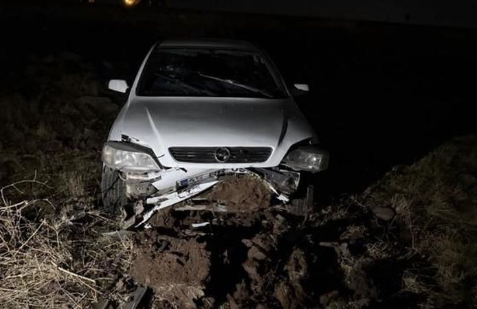 Şanlıurfa Siverek'te otomobil şarampole devrildi: 3 kişi yaralandı