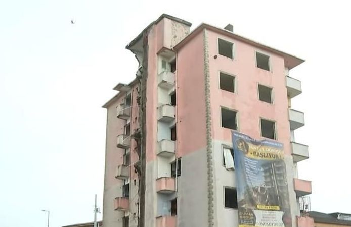 Sultangazi'de Kentsel Dönüşüm Alanındaki Binanın Eğilmesi Mahalleliyi Endişelendirdi