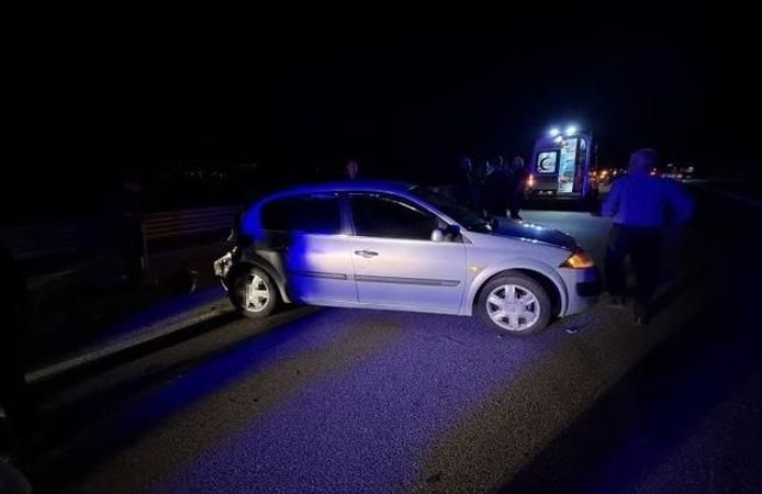 Tosya'da kontrolden çıkan otomobil yolcu otobüsüne çarptı, 2 kişi yaralandı