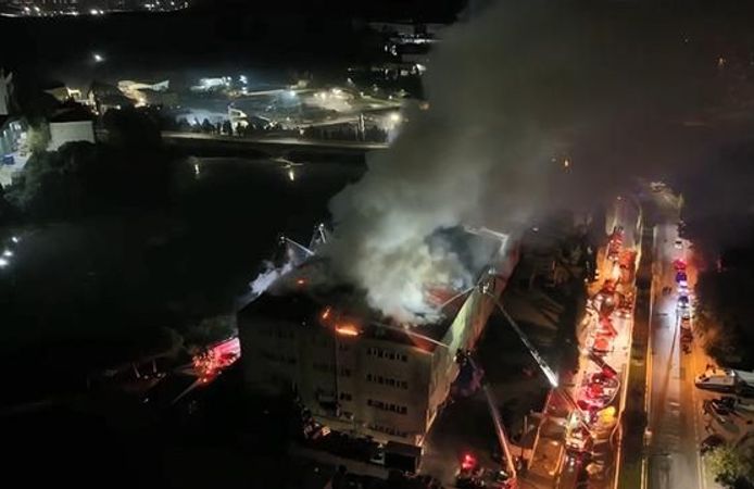 Tuzla'da Ayakkabı Fabrikasında Çıkan Yangın Alevleri 2 Metreyi Buldu
