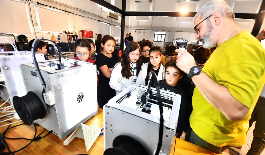 İzmir'de geleceğin fikir temelleri FabrikaLab'da atıldı