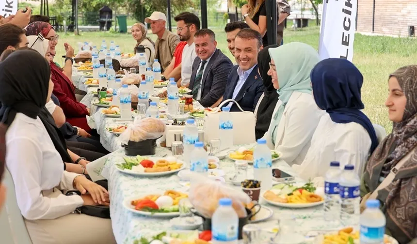 Bilecik Valisi bayramda öğrencilerle buluştu