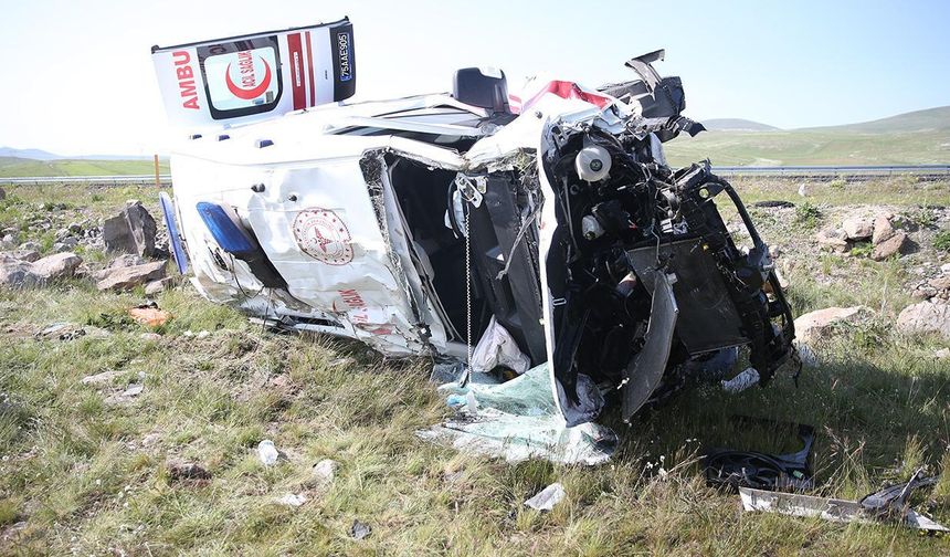 Ambulans şarampole devrildi: 4 sağlıkçı yaralandı