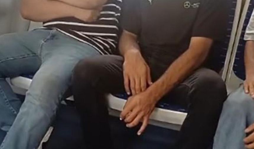 Kimseye aldırış etmedi! İZBAN'da akılalmaz görüntü