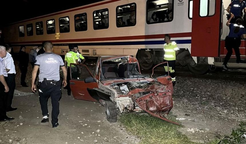 Otomobili raylara bırakıp kaçtı!