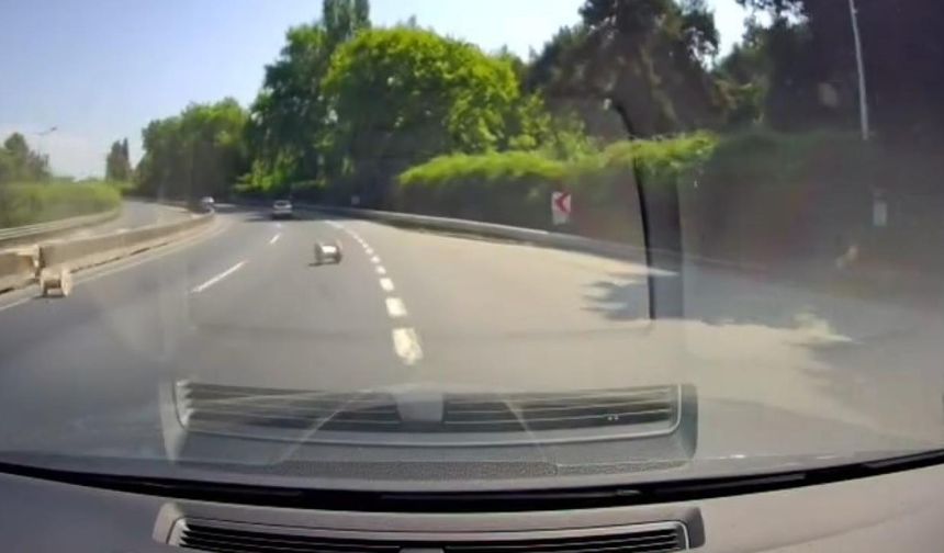 Seyir halindeki tırın dorsesinden yola saçıldı! Faciaya ramak kala