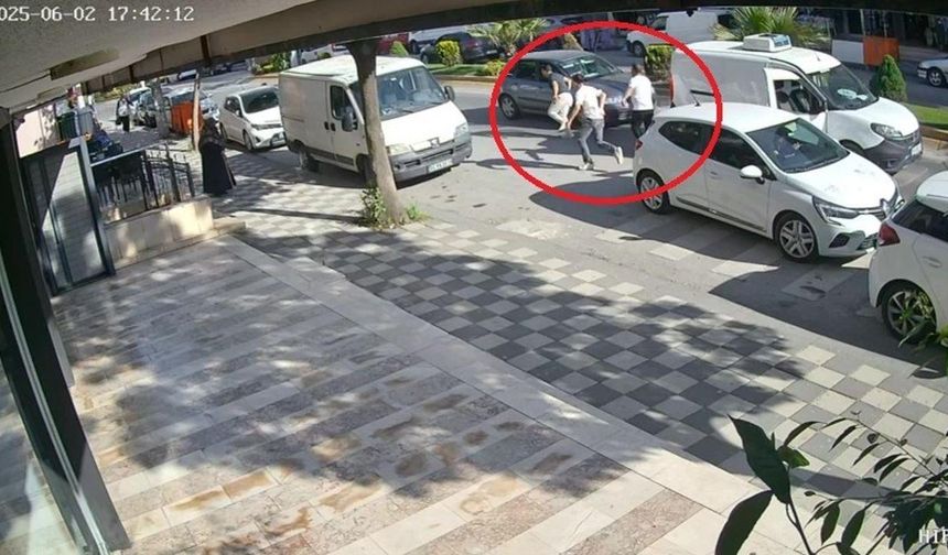 Yol vermeyen 3 maganda anne ile oğlunu yol ortasında dövdü!