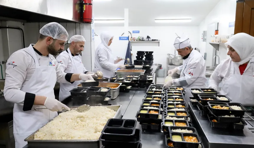 Sakarya’da yüzlere tebessüm olan en lezzetli yemekler bu kazanda pişiyor