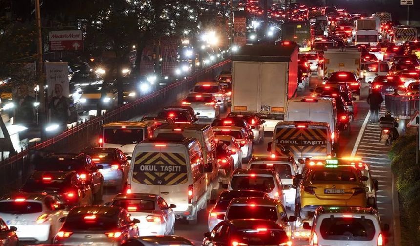 İstanbul'da Trafik Çilesi: Yoğunluk Yüzde 90’ı Gördü