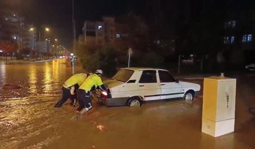 Adıyaman'da Şiddetli Yağış Sele Yol Açtı, Araçlar Yolda Kaldı