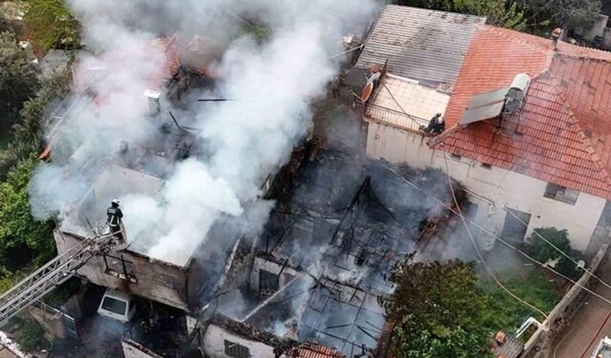 Antalya'da İki Katlı Gecekondu Yangını Bitişik Eve Sıçradı