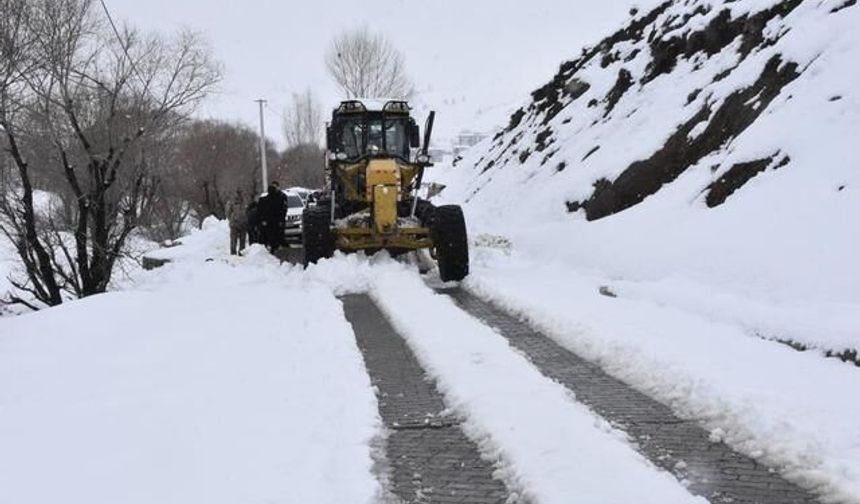 Bitlis'te Nisan Ayında Karla Mücadele Çalışmaları Sürüyor