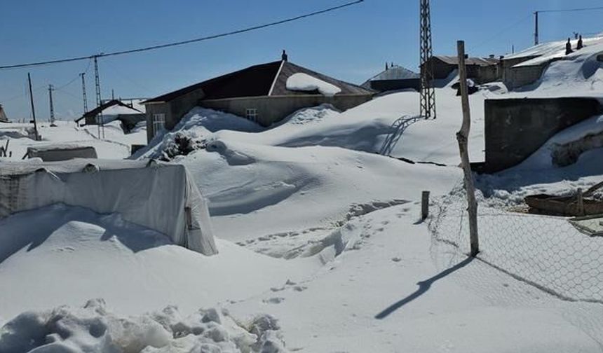 Bitlis'te Nisan Ayında Yoğun Kar Yağışı Hayatı Olumsuz Etkiliyor